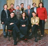 Anita Thanei (M.) umgeben von ihren Vorstands-KollegInnen im Jahre 2003.