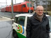 Samuel Bernhard muss dank Elektroauto der Siedlung und S-Bahn nicht auf Mobilität verzichten.