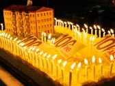Hundert Kerzen für ein hundertjähriges Engagement.