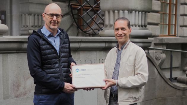 MV Luzern Präsident Mario Stübi (rechts) übergibt die Unterschriften Daniel Egli, Stadtschreiberin-Stellvertreter (links)