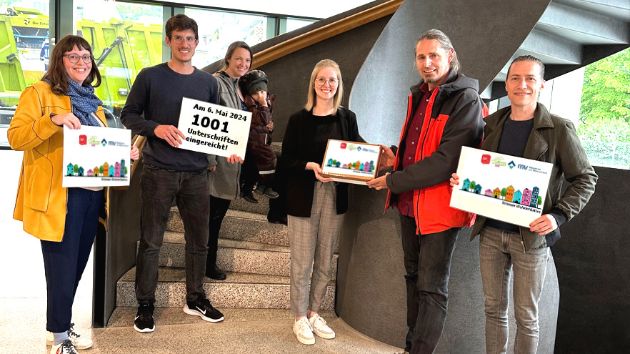 Einreichung der Krienser Wohninitiative (v.l.n.r.): Zita Bucher, Carill Zosso und Manuela Inäbnit (Grüne), Nadine Brun (Stadtkanzlei Kriens), Michael Portmann (SP), Mario Stübi (MV Luzern)