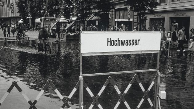 Gesperrter Kapellplatz in Luzern beim Hochwasser 1999. Peter Hahn, Bildarchiv ETH-Bibliothek Zürich.