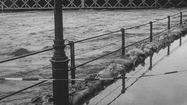 Hochwasser in Luzern 2005. Durch den Klimawandel werden die Starkniederschläge in der Schweiz zunehmen. Damit steigt auch die Gefahr von Hochwassern wie 1999, 2005 und zuletzt diesen Sommer.