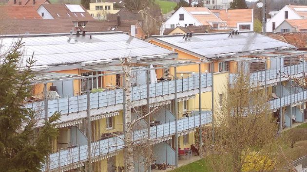 Miethäuser in Rossrüti bei Wil, vollflächig mit Solardächern ausgestattet.