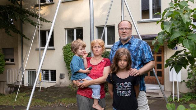 Familie Ryf vor einem der Baugespanne, die schon seit Juni auf beiden Seiten des Häuserblocks stehen.