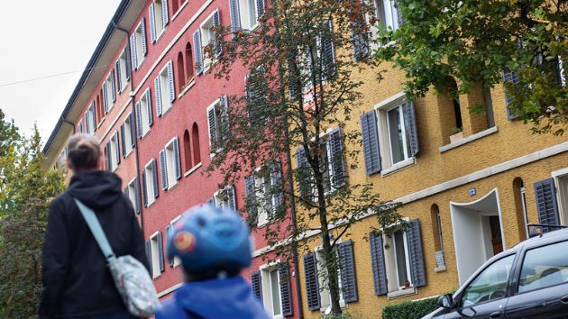 Gabriela Beeler* und ihr Sohn hatten Glück und können demnächst in eine Genossenschaftswohnung in der Nachbarschaft ziehen.