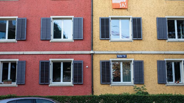 Die Fassade des Gebäudes bringt Farbe ins Quartier – noch.