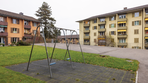 Das einzige Spielgerät für kleine Kinder: eine Schaukel, wohl aus der Anfangszeit der Siedlung.